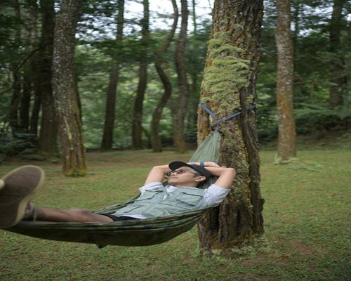 Seseorang sedang menikmati waktu istirahat yang tenang